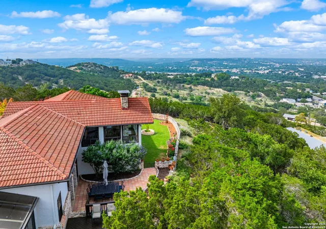 Photo 2 of Single family home for sale at 327 Loma Vista, Kerrville, TX 78028 | MLS# 1874429 | Listing updated on 2025-10-24
