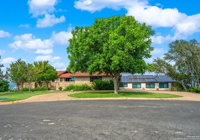 Photo 3 of Single family home for sale at 327 Loma Vista, Kerrville, TX 78028 | MLS# 1874429 | Listing updated on 2025-10-24