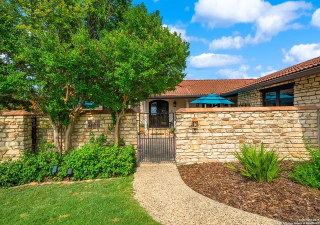 Photo 3 of Single family home for sale at 327 Loma Vista, Kerrville, TX 78028 | MLS# 1874429 | Listing updated on 2025-10-24