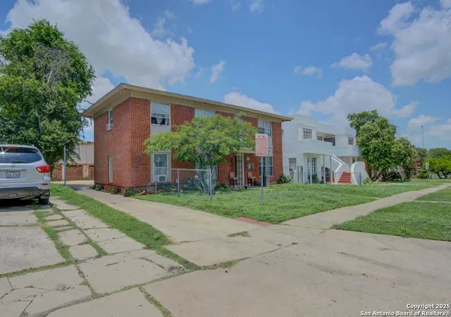 Photo 3 of Sale Pending at 1511 W Woodlawn, San Antonio, TX 78201 | MLS# 1875149 | Listing updated on 2025-11-05