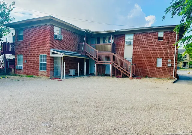 Photo 4 of Sale Pending at 1511 W Woodlawn, San Antonio, TX 78201 | MLS# 1875149 | Listing updated on 2025-11-05