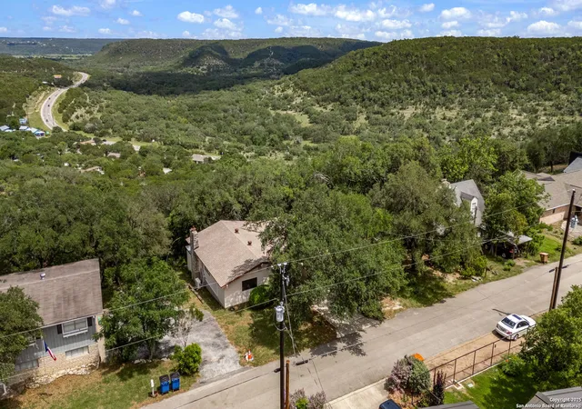 Photo 4 of Single family home for sale at 784 Hill Top, Canyon Lake, TX 78133 | MLS# 1875256 | Listing updated on 2025-12-09