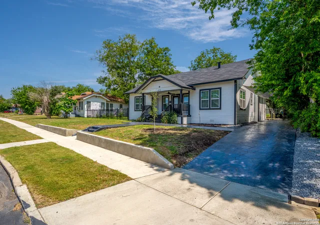 Photo 2 of Sale Pending at 634 Bailey Ave, San Antonio, TX 78210 | MLS# 1875388 | Listing updated on 2025-10-29