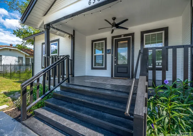 Photo 3 of Sale Pending at 634 Bailey Ave, San Antonio, TX 78210 | MLS# 1875388 | Listing updated on 2025-10-29