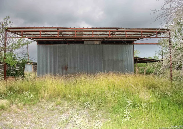 Photo 2 of Manufactured home for sale at 486 County Road 429, Uvalde, TX 78801 | MLS# 1875444 | Listing updated on 2025-10-21