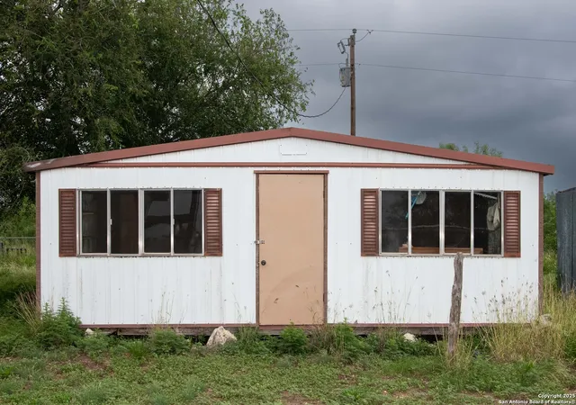 Photo 4 of Manufactured home for sale at 486 County Road 429, Uvalde, TX 78801 | MLS# 1875444 | Listing updated on 2025-10-21