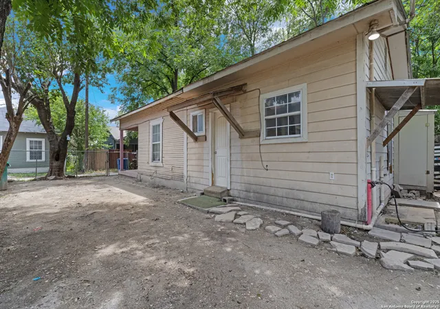 Photo 3 of Single family home for sale at 115 English Way, San Antonio, TX 78207 | MLS# 1875461 | Listing updated on 2026-04-24