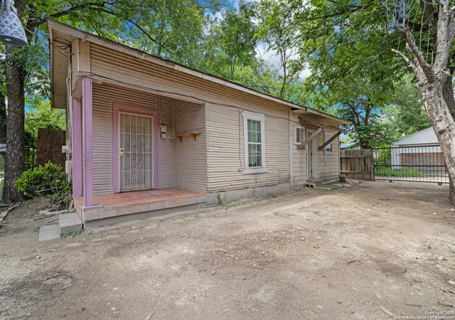 Photo 2 of Single family home for sale at 115 English Way, San Antonio, TX 78207 | MLS# 1875461 | Listing updated on 2026-04-24