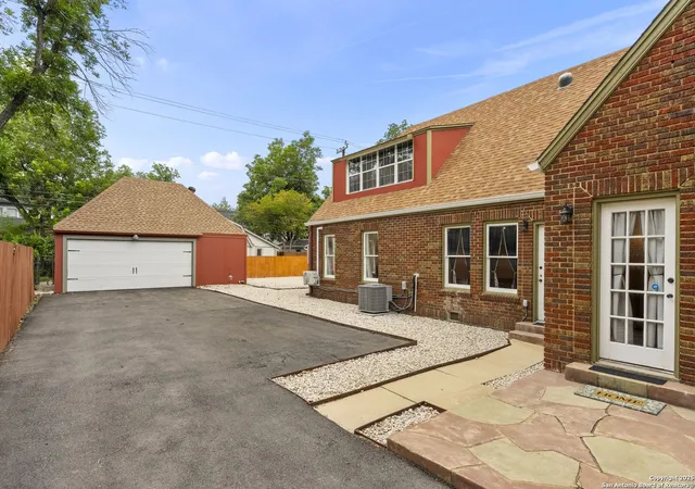 Photo 3 of Single family home for sale at 138 E Lullwood Ave, San Antonio, TX 78212 | MLS# 1875499 | Listing updated on 2025-11-16