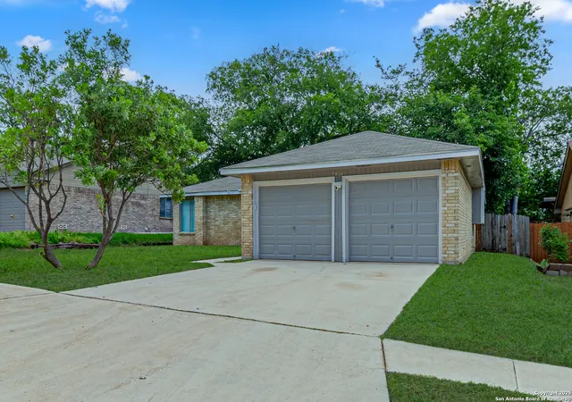 Photo 3 of Single family home for sale at 7912 Forest Crossing, Live Oak, TX 78233 | MLS# 1875534 | Listing updated on 2025-09-12