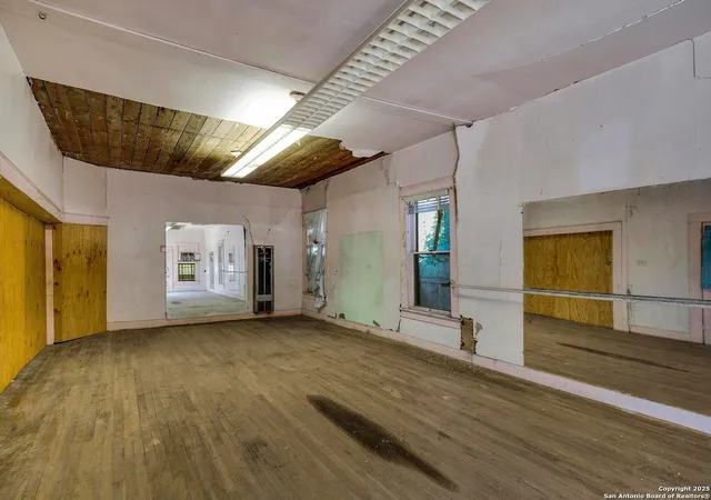 Photo 3 of Sale Pending at 102 Berkshire, San Antonio, TX 78210 | MLS# 1875581 | Listing updated on 2025-09-19