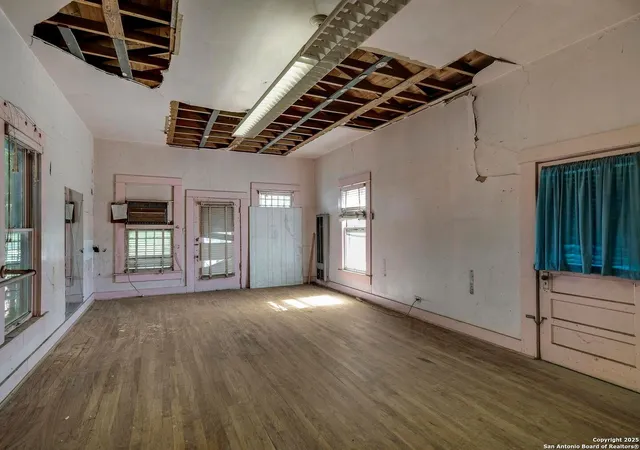 Photo 2 of Sale Pending at 102 Berkshire, San Antonio, TX 78210 | MLS# 1875581 | Listing updated on 2025-09-19