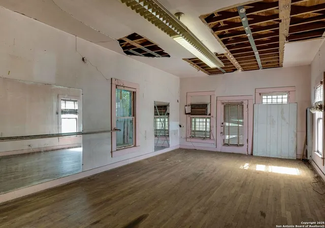 Photo 3 of Sale Pending at 102 Berkshire, San Antonio, TX 78210 | MLS# 1875581 | Listing updated on 2025-09-19