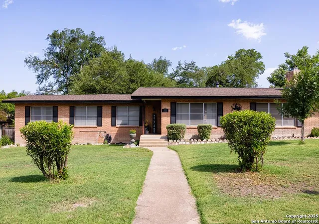 Photo 3 of Sale Pending at 532 Overhill, Kerrville, TX 78028 | MLS# 1875654 | Listing updated on 2025-10-29