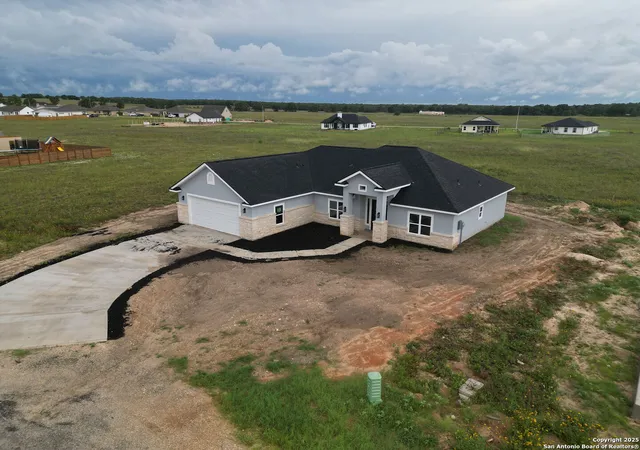 Photo 3 of Single family home for sale at 105 Merion Ln, La Vernia, TX 78121 | MLS# 1876141 | Listing updated on 2025-11-12
