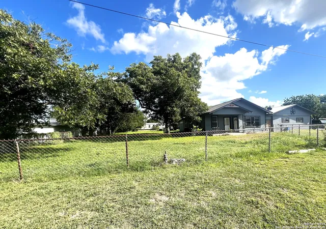 3rd image of 335 E San Antonio St, Marion, TX 78124 | MLS# 1876637