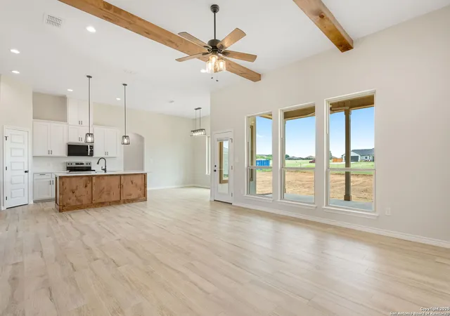Photo 4 of Sale Pending at 1710 Crooked Creek Dr, Pleasanton, TX 78064 | MLS# 1876668 | Listing updated on 2025-09-10