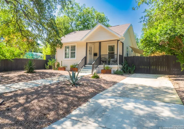 Photo 3 of Sale Pending at 1023 W Rosewood Ave, San Antonio, TX 78201 | MLS# 1876913 | Listing updated on 2025-09-29