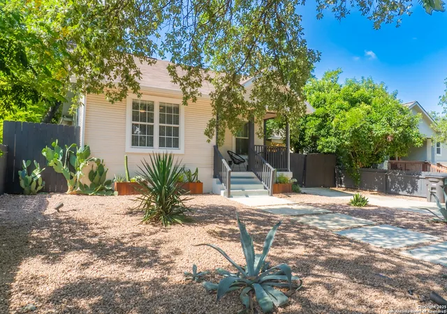 Photo 3 of Sale Pending at 1023 W Rosewood Ave, San Antonio, TX 78201 | MLS# 1876913 | Listing updated on 2025-09-29