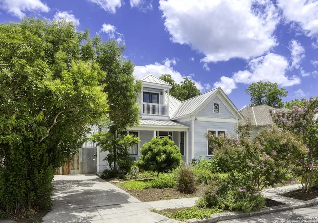 Photo 2 of Sale Pending at 110 Vitra, San Antonio, TX 78210 | MLS# 1877398 | Listing updated on 2025-12-01