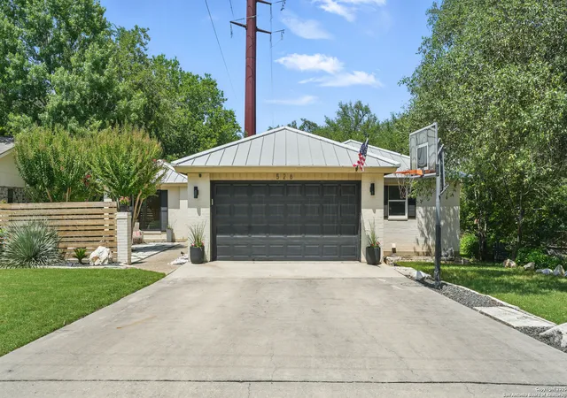 2nd image of 526 Oakwood Blvd, New Braunfels, TX 78130 | MLS# 1877440