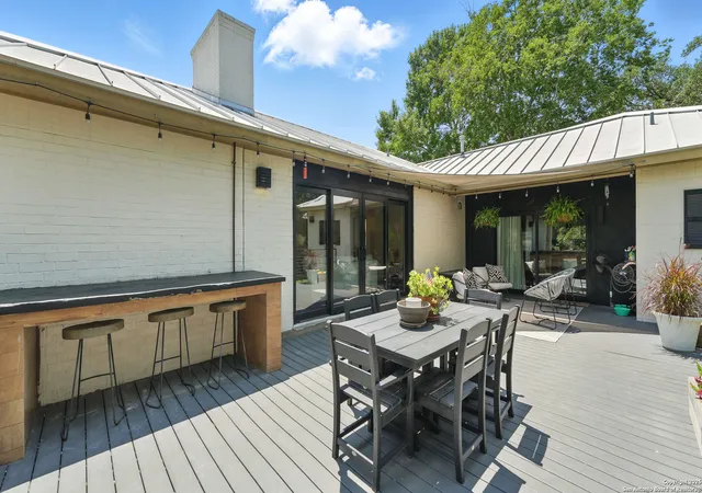 Photo 3 of Sale Pending at 526 Oakwood Blvd, New Braunfels, TX 78130 | MLS# 1877440 | Listing updated on 2025-11-15