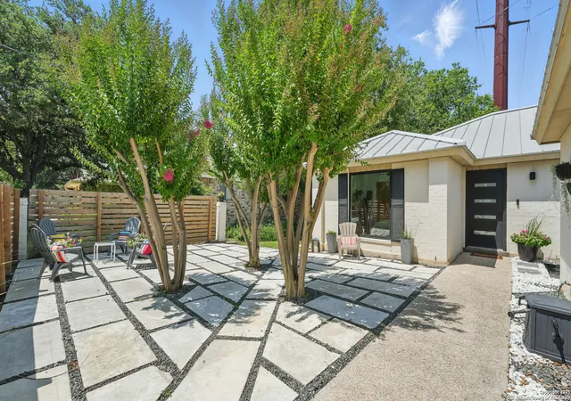 Photo 4 of Sale Pending at 526 Oakwood Blvd, New Braunfels, TX 78130 | MLS# 1877440 | Listing updated on 2025-11-15