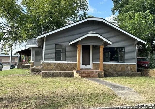 Photo 3 of Single family home for sale at 635 E Gonzales, Seguin, TX 78155 | MLS# 1877570 | Listing updated on 2025-07-18