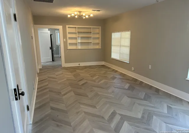 Photo 3 of Single family home for sale at 635 E Gonzales, Seguin, TX 78155 | MLS# 1877570 | Listing updated on 2025-07-18