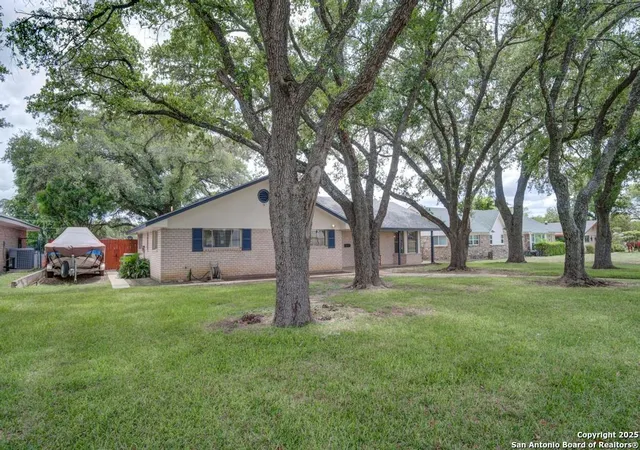 Photo 3 of Sale Pending at 154 Sprucewood, San Antonio, TX 78216 | MLS# 1877803 | Listing updated on 2025-10-30