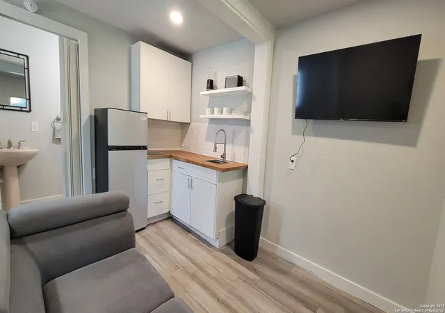 Photo 3 of Sale Pending at 725 Aransas, San Antonio, TX 78210 | MLS# 1877824 | Listing updated on 2025-12-31
