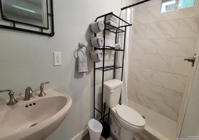 Photo 3 of Sale Pending at 725 Aransas, San Antonio, TX 78210 | MLS# 1877824 | Listing updated on 2025-12-31