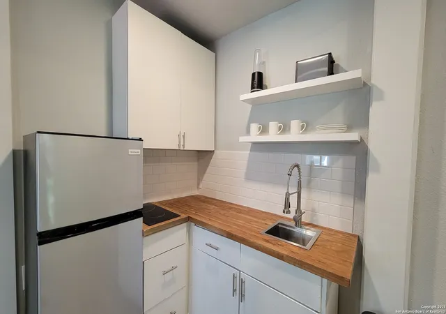 Photo 4 of Sale Pending at 725 Aransas, San Antonio, TX 78210 | MLS# 1877824 | Listing updated on 2025-12-31