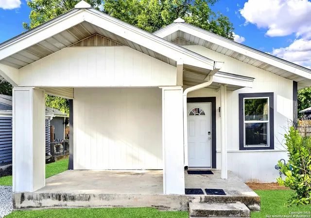 Photo 2 of Sale Pending at 1426 E Carson St, San Antonio, TX 78208 | MLS# 1877886 | Listing updated on 2026-09-09