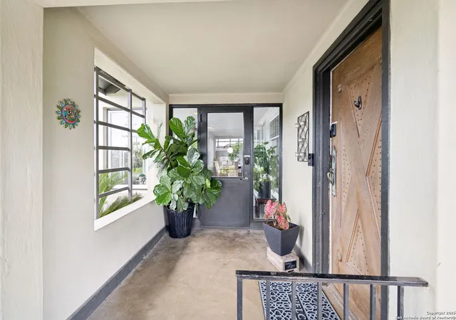 Photo 3 of Single family home for sale at 133 E Mistletoe Ave, San Antonio, TX 78212 | MLS# 1877983 | Listing updated on 2025-09-30