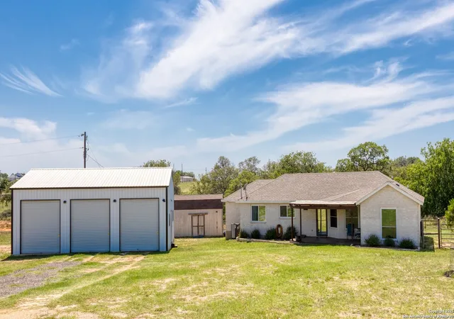 2nd image of 177 Lakeview Cir, La Vernia, TX 78121 | MLS# 1878238