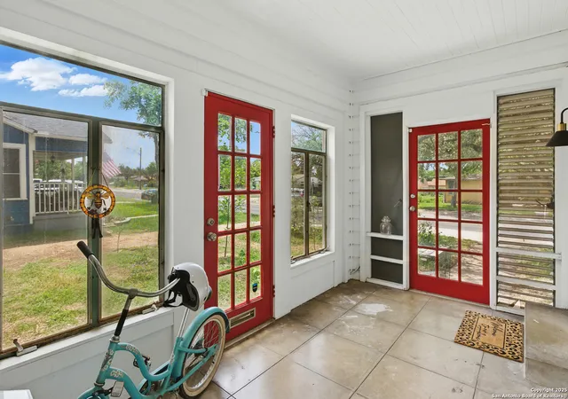 Photo 4 of Sale Pending at 1133 Donaldson Ave, San Antonio, TX 78228 | MLS# 1878724 | Listing updated on 2026-01-08