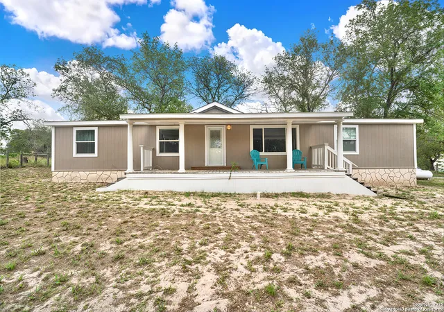 Photo 3 of Manufactured home for sale at 1019 Eagle Creek Dr, Floresville, TX 78114 | MLS# 1878988 | Listing updated on 2025-10-28