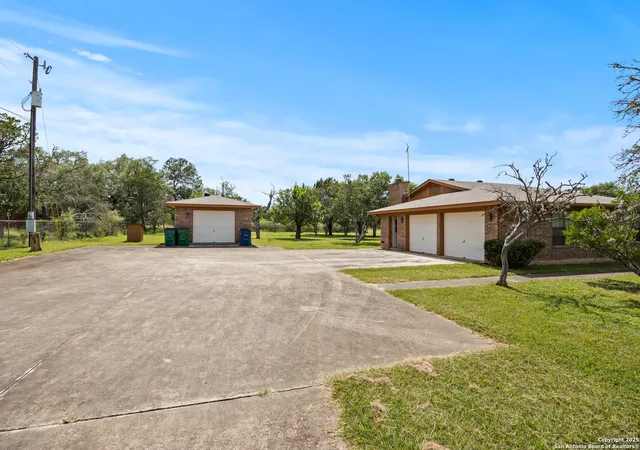 Photo 3 of Single family home for sale at 4 Karbach, New Braunfels, TX 78132 | MLS# 1879046 | Listing updated on 2025-12-30