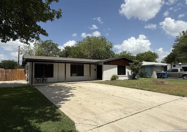 Photo 2 of Sale Pending at 1927 Arroya Vista, San Antonio, TX 78213 | MLS# 1879065 | Listing updated on 2025-11-03