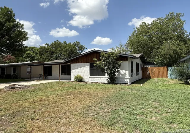 Photo 3 of Sale Pending at 1927 Arroya Vista, San Antonio, TX 78213 | MLS# 1879065 | Listing updated on 2025-11-03
