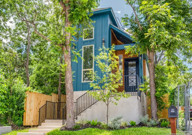 Photo 4 of Sale Pending at 2628 E Commerce, San Antonio, TX 78203 | MLS# 1879532 | Listing updated on 2025-10-20