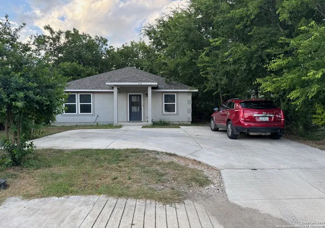Photo 2 of Single family home for sale at 515 Chipinque, San Antonio, TX 78237 | MLS# 1879541 | Listing updated on 2025-12-22