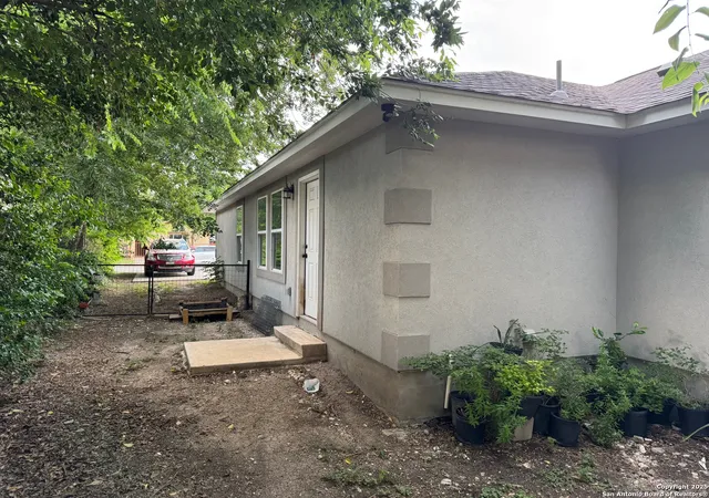Photo 4 of Single family home for sale at 515 Chipinque, San Antonio, TX 78237 | MLS# 1879541 | Listing updated on 2025-12-22