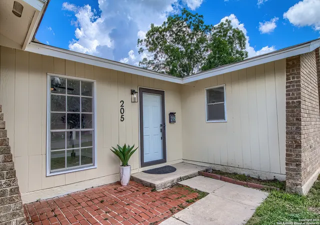 Photo 2 of Single family home for sale at 205 Nell Deane Blvd, Schertz, TX 78154 | MLS# 1879589 | Listing updated on 2025-07-08