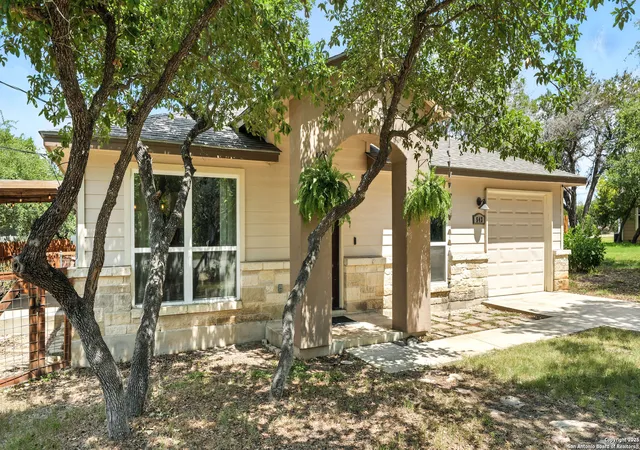 Photo 2 of Single family home for sale at 543 Scenic Terrace, Canyon Lake, TX 78133 | MLS# 1879607 | Listing updated on 2025-10-23