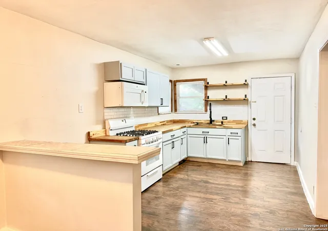 Photo 4 of Sale Pending at 1419 W Malone Ave, San Antonio, TX 78225 | MLS# 1879762 | Listing updated on 2026-01-01