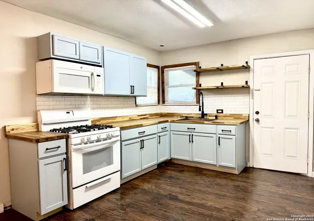 Photo 3 of Sale Pending at 1419 W Malone Ave, San Antonio, TX 78225 | MLS# 1879762 | Listing updated on 2026-01-01