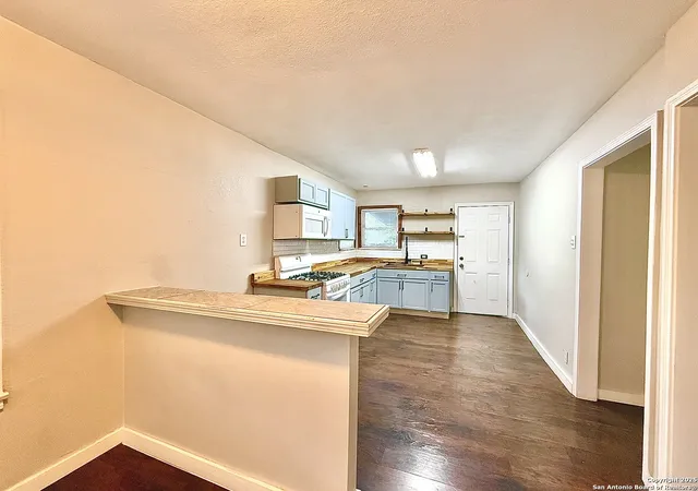 Photo 3 of Sale Pending at 1419 W Malone Ave, San Antonio, TX 78225 | MLS# 1879762 | Listing updated on 2026-01-01