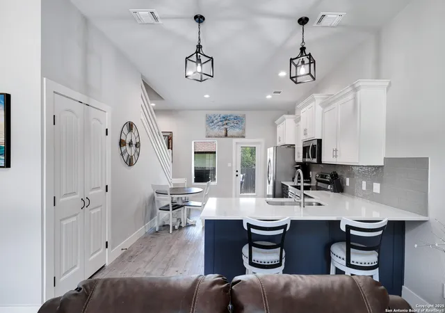 Photo 4 of Single family home for sale at 2122 Paniolo Dr, Boerne, TX 78006 | MLS# 1879764 | Listing updated on 2025-10-04